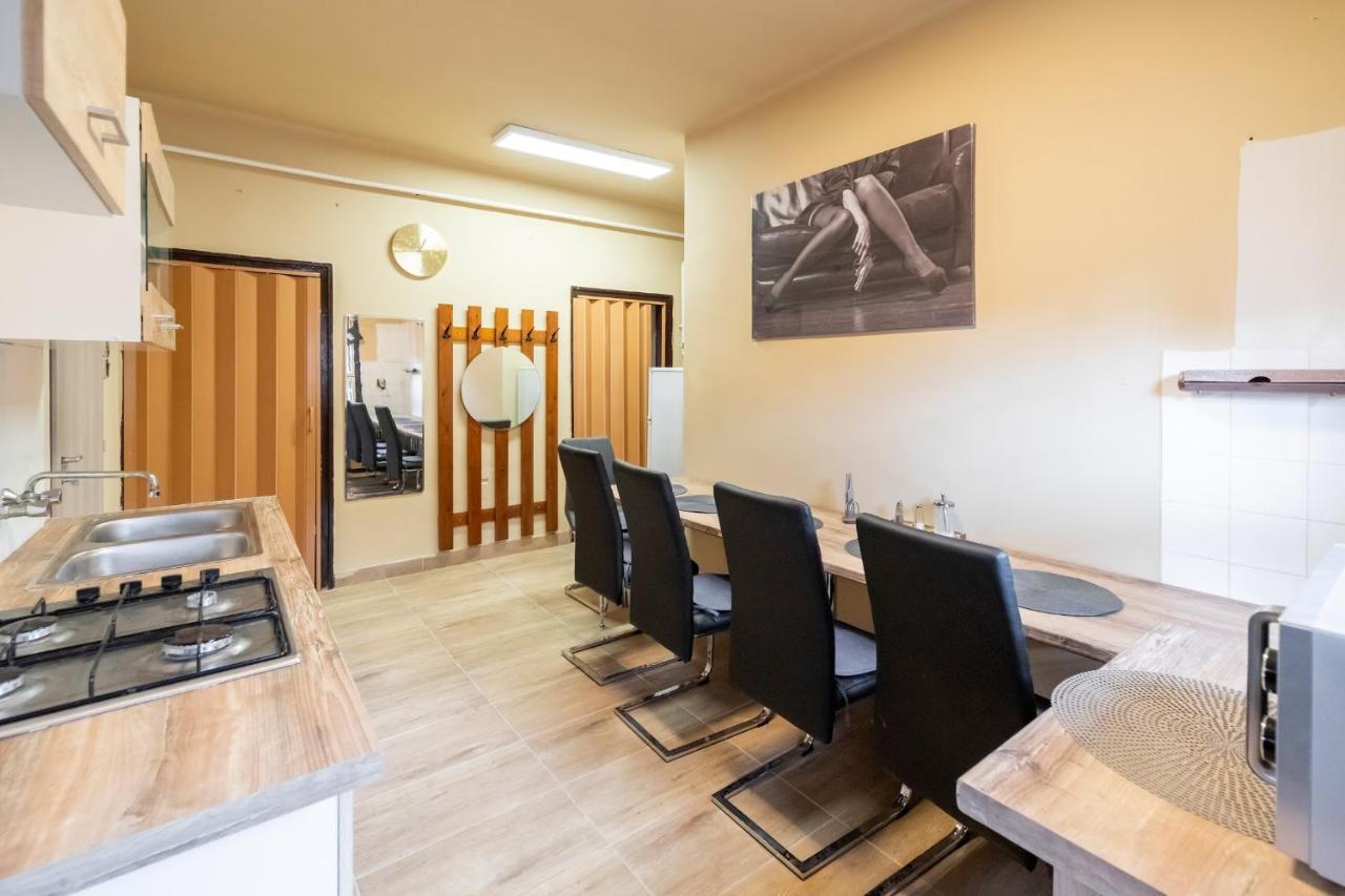 Ivanhoe Apartman Apartment Nyirbator Ngoại thất bức ảnh